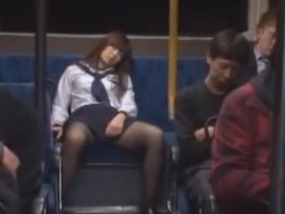 ≪痴漢≫【バス】小柄なカワイ子ちゃん美少女がバスで痴漢行為にあっちゃうぞｗｗｗｗｗｗ