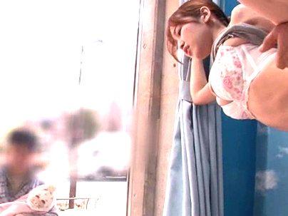 ＜完全発情！＞スタイル抜群ボインのおくさんヒトヅマが外に赤ちゃんと旦那がいるのにｓｅｘとか！！！！