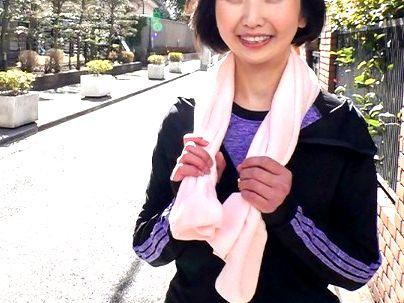 ＜人妻熟女！＞「ダメ助けて．．．」スリムな体の美乳おっぱい美魔女！隣人男に強引にエロ行為に持ち込まれるゾ！