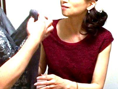 ＜美魔女のおばさん！＞年の割にはいい体５０代に見えない美魔女のおばさんがなし崩し的えろ行為に！！！