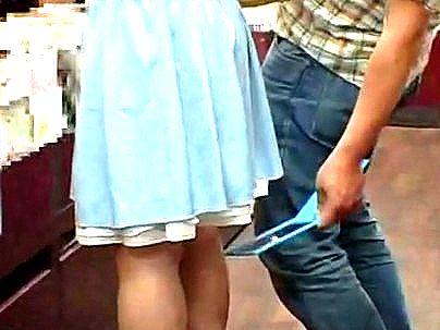 ＜本屋痴ｶﾝ！＞エッチなレディコミを立ち読み女子！痴漢師がエロ行為シチャウゾ！