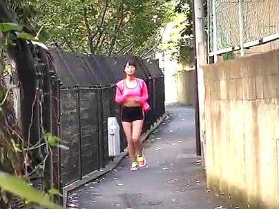 ＜素人ナンパ！＞ランニング中のスレンダー細見可愛い美少女！口説かれてエロ行為膣内射精種付けに！