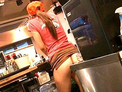 ＜仕事中！＞スレンダー細身美乳オッパイ可愛い美少女！接客中に顔を紅潮させながら感じまくるぞ！