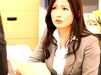 ＜美魔女OL！＞「ダメよ…」部下とラブホに雨で行くことに・・流れでエロ行為に発展シチャウゾ！
