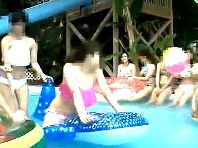 ＜神乳！＞グラマラスエロい体の美女！プールでバレないようにガチパコｓｅｘシチャウゾ！