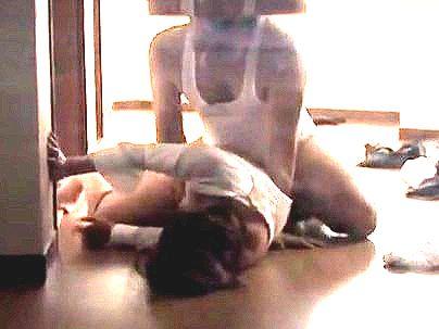 ＜レ●プ！＞清楚系スレンダー巨乳おっぱい女子！客に強引に犯されレイプされるぞ！