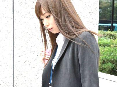 ＜素人ナンパ！＞スレンダー細身のお姉さんが個室でAV鑑賞してエロ行為にｗｗｗｗ