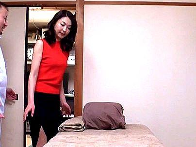 ＜美魔女！＞スレンダー細身貧乳デカ乳首オバサン熟女！媚薬オイルマッサの餌食になるぞ！！！