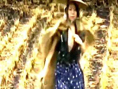 ＜ヘンリー塚本！＞「イッチャウの・・」足の悪い美乳美熟女おばさん！野外で立ち小便がエロシコ！