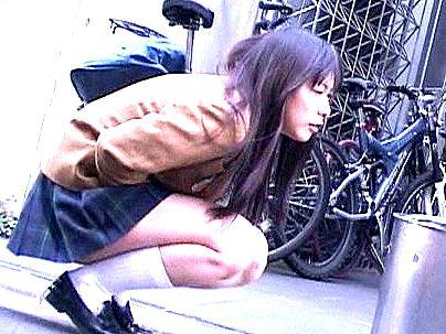 ＜野ション！＞「漏れちゃう…」我慢原価のおしっこしてる可愛い女子！強引にエロ行為持ち込まれたぞ！