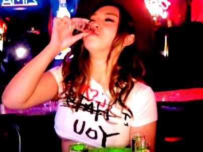 ＜看板娘！＞「テキーラ最高…♡」巨乳おっぱいのヤリマンGAL！ずらしハメでザーメン中出しに！