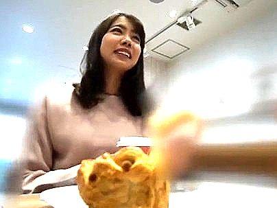 ＜人妻ナンパ！＞スレンダー細見美乳オッパイ美熟女おばさんを口説いて...なし崩し的エロ行為に！
