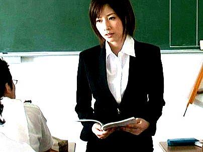 ＜神乳！＞ショートカットの激エロ可愛い巨乳おっぱい先生！生徒たちに犯されレイプされるぞ！
