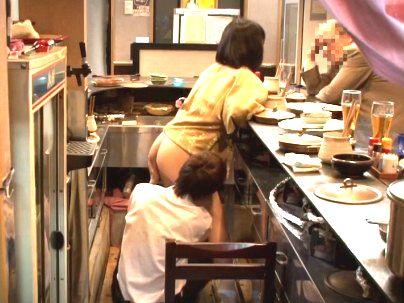 ＜清楚美人店員！＞上品な感じの美人女将が仕事中にエロいイタズラ三昧されてもだえるゾｗｗｗ
