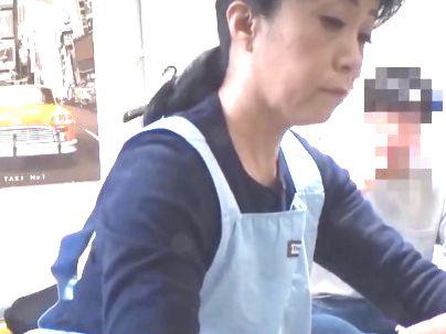 ＜五十路熟女！＞家事代行の五十路オバサンをなし崩しにエロ行為に持ち込んじゃう！！！