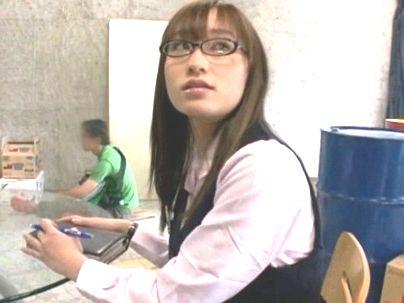 ＜性欲処理！＞真面目そうな清楚系メガネ美人OLが固定されてエロ行為に発展シチャウゾ！！！！
