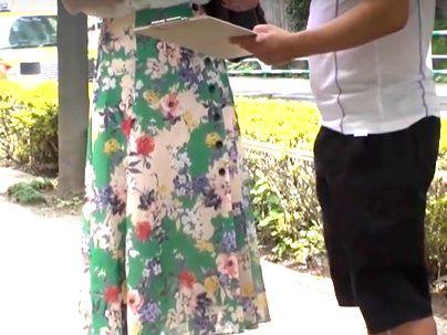 ＜車内で膣内射精＞素人の人妻熟女がナンパされて車内で膣内射精させられもだえ感じちゃうぞｗｗｗｗｗｗ