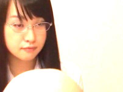 ＜制服美少女！！＞真面目そうな清楚系めがねの幼馴染が以前から好きだった彼とエロ行為しちゃう！！！