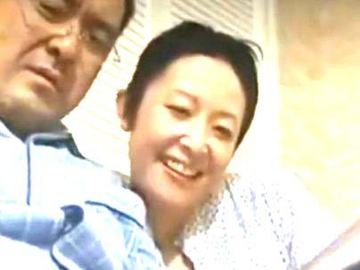 ＜ヘンリー塚本！＞「すごいのこれ…」美魔女人妻な奥さん！スワッピングファックしちゃうゾ！！