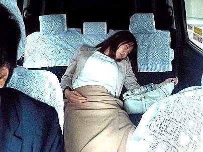 ＜泥酔OL！＞スレンダー巨乳おっぱいお姉さん！酔っぱらってしまい運転手にヤラレマクリになっちゃうゾ！！