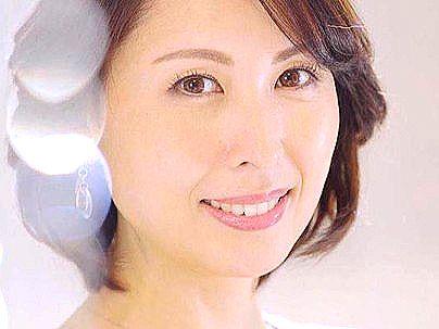 ＜美魔女！＞清楚系スレンダー細身美乳オッパイ四十路美魔女のおばさん！AV撮影挑戦シチャウゾ！
