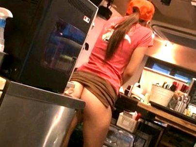 ＜店内！＞「いくいく…♡」スリムな体の可愛い女子！店内でハメられもだえ感じるゾ！