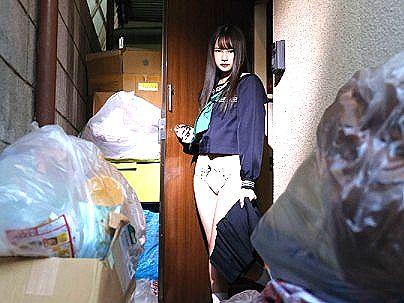 ＜ゴミ屋敷！＞真面目そうな清楚系可愛いスレンダー女子！ゴミ屋敷で暮らしていてエロ行為になっちゃうぞ！