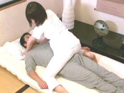 ＜出張整体師！＞「え？ダメですヨ…♡」巨乳おっぱいオネエサンに・・オチンポなすりつけたらエロ行為発展シチャウゾ！