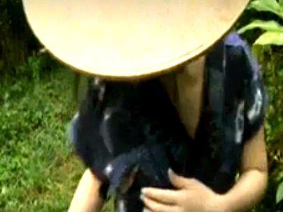＜ヘンリー塚本！＞「もっとしたいの…♡」野外で立ち小便する美魔女！男と卑猥行為が最高すぎる件！