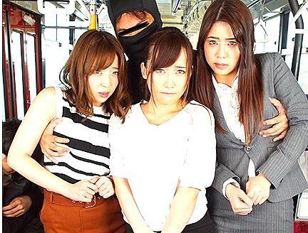 ＜バスジャック！！＞数億円の金を奪った俺たちは逃走中男！バスジャックで女子を犯しレイプしちゃう！