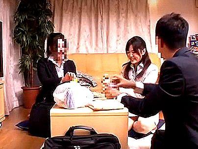 ＜自宅飲み！＞スレンダー細身美乳オッパイの女先輩が酔っぱらって！AV鑑賞からの興奮でエロ行為に発展シチャウゾ！