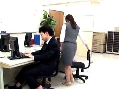 ＜美熟女おばさん！＞上品な感じのオバサンOLが若いオチンポジュポフェラしちゃうぞｗｗｗｗｗ