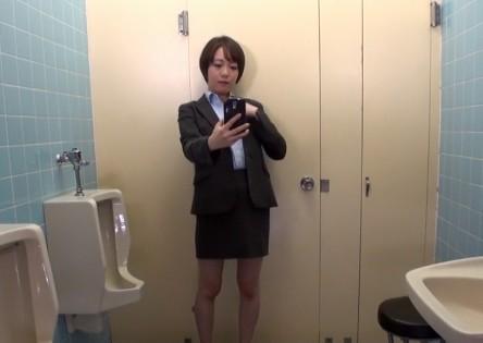 何という事を！会社のトイレでオナニー！！しかもそれを自撮りとかしてOL ！ヤバいので言ってやったら痴女ってきやがったｗ