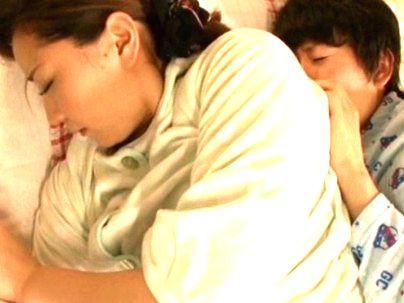 ＜ヒトヅマ＞エロ体の美人おくさんヒトヅマが偶然寝ている息子のチンポ入っちゃう！！！