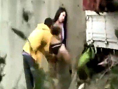 ＜カップル盗撮！＞マジか！野外でイチャついてた男女見たらエロ行為しやがった！！！！