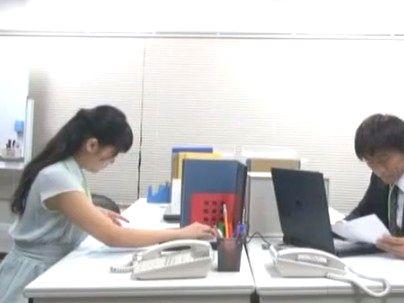 ＜膣内射精SEX！＞デスク下オナニーカマスOLが同僚にエロ行為になる！！！