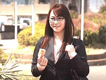 ＜人妻女教師！＞滅茶苦茶エロい感じの奥さん人妻先生！旦那とイチャｌｏｖｅ見せちゃうぞ！