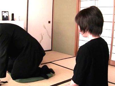 ＜喪服未亡人！＞ショートカットの未亡人が義弟に強引にエロ行為になっちゃうぞ！！！
