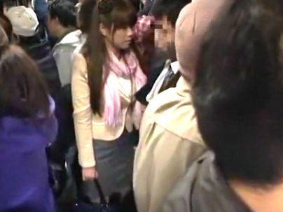 ＜発情！＞「え？ちんぽ？」旦那と一緒の美人奥さん！電車でチンポ男に興奮しちゃうぞ！