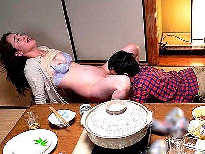 ＜コタツ不倫！＞豊満ムチムチエロい体の義母美魔女！娘婿を誘惑して禁断エロ行為に発展シチャウゾ！