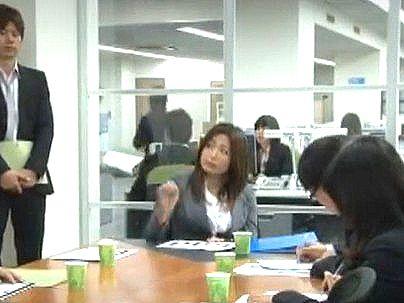 ＜女上司！＞勤務中にパンツスーツが破けて！ギャル上司がエロ行為に発展シチャウゾ！