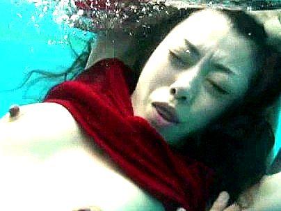 ＜北条麻妃！＞美乳オッパイ清楚美魔女おばさん！プールで襲われエロ行為に発展シチャウゾ！