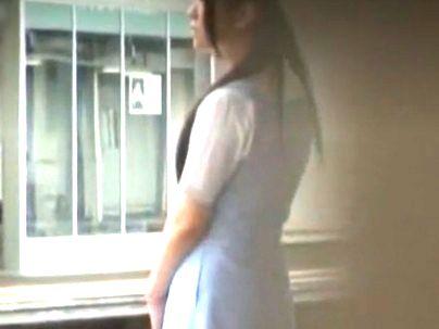 ★小柄なカワイ子ちゃんが電車で痴漢行為で犯されレイプされちゃうぞｗｗｗｗｗ