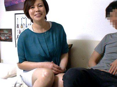 ＜人妻ナンパ！＞真面目そうな人妻奥さん熟女がナンパされてエロ行為になっちゃうｗｗｗｗｗ