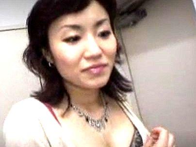 ＜人妻ナンパ！＞素人の美魔女オバサンがエッロイ体でマジでびっびたゾ！