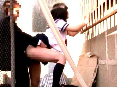 ＜逆ナンパ！＞「凄い…」清楚系上品な感じの制服女子！青姦行為でもだえ感じるゾ！