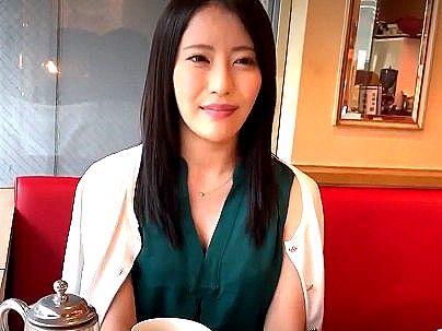 ＜セレブ妻！＞清楚系上品な感じの巨乳おっぱい奥さん！濃厚な不倫エロ行為しちゃう！
