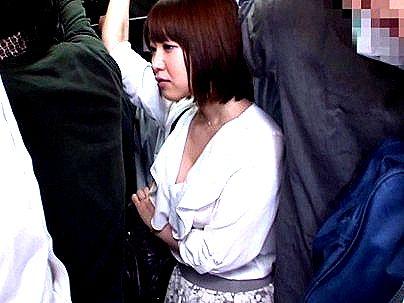 ＜満員バス！＞巨乳おっぱい専業主婦奥さん！車内3Pファックに発展シチャウゾ！