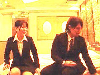 ＜素人人妻！＞「恥ずかしい…ね」美乳おっぱい可愛い奥さんOL！エロ企画で後輩男子とエロ行為に！