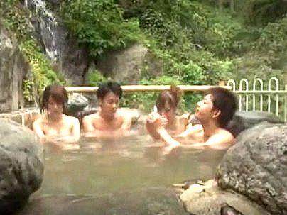 ＜温泉NTR！＞スタイル抜群巨乳オッパイの奥さん！夫婦で混浴したら他人棒でネトラレ行為！